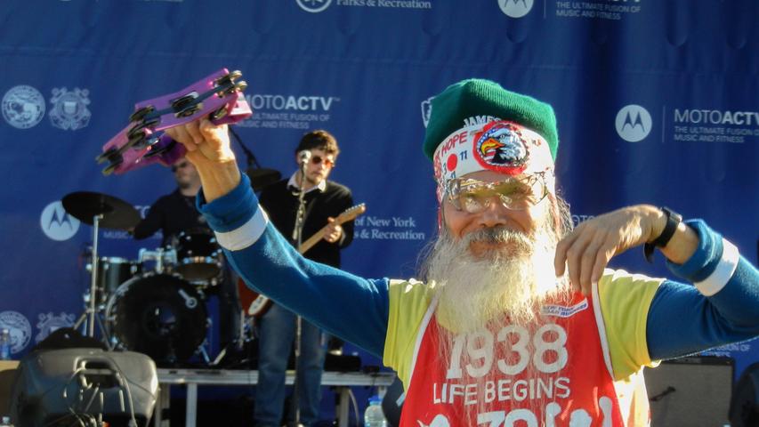 Am Rande des Marathon begleitet ein Läufer die Bands mit seiner Schelle. Impressionen vom New York Marathon 2014