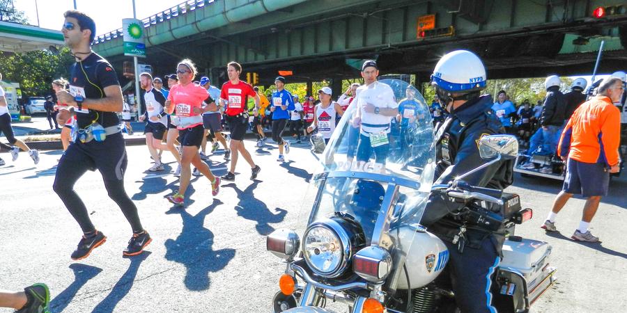 Polizisten sichern die Strecke. Impressionen vom New York Marathon 2014