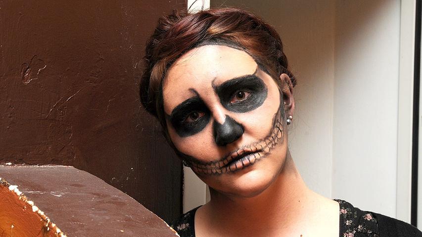 Sarah (24) kam als Skelett und hatte viel Spaß auf der Porno-Halloween-Party.