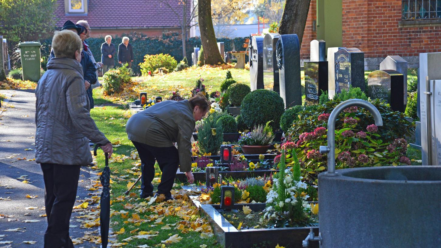 Die Neumarkter müssen ab Juli bei Friedhofs- und Bestattungsgebühren tiefer in die Tasche greifen. Kritiker sprechen von einer "rechtswidrigen" Entscheidung.