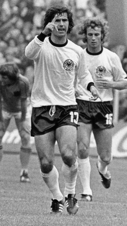 Mit seinen Toren trug er zum steilen Aufstieg des FC Bayern München im Deutschen Fußball bei. Er schoss das DFB-Team zum WM-Titel 1974. Bundestrainer Joachim Löw bezeichnet ihn als den "wahrscheinlich allergrößten Stürmer, den wir in Deutschland hatten." Wir blicken zurück auf die Karriere von Gerd Müller, der am Dienstag 75 Jahre alt wird.