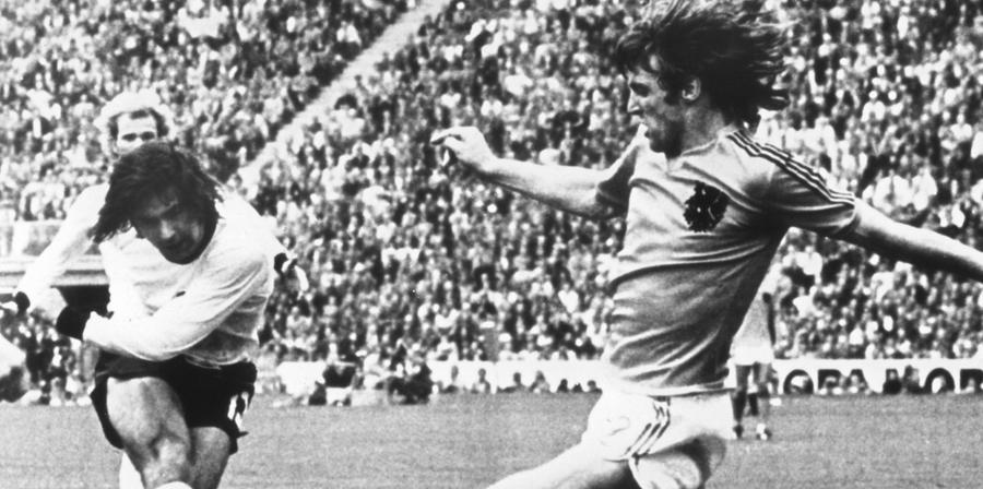 Das Tor für die Ewigkeit gelang Müller am Ende seiner viel zu früh beendeten DFB-Karriere. Im WM-Finale 1974 erzielte er im Münchner Olympiastadion das 2:1 gegen die Niederlande. "Ich habe schönere Tore gemacht, aber das wichtigste war dieses Weltmeistertor", sagte er.