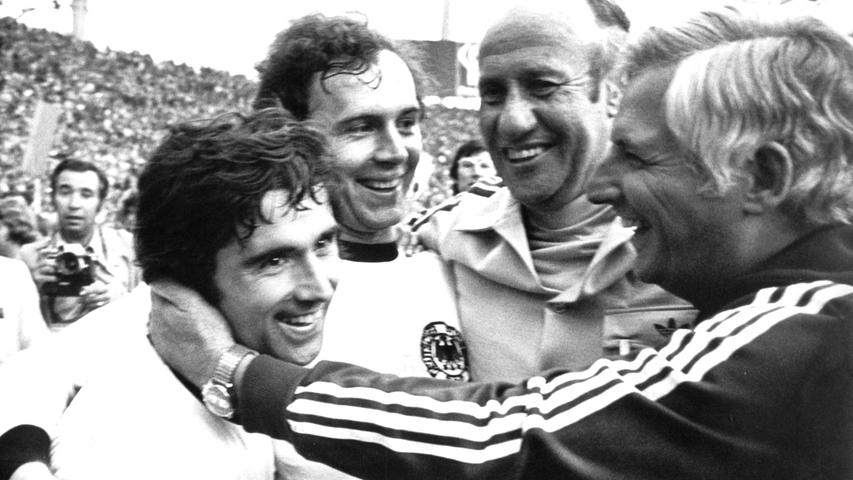 Mit der Nationalmannschaft feierte Müller (links) den Gewinn der Europa- (1972) und Weltmeisterschaft (1974). "Gerd war und ist der Größte aller Zeiten, der Ali der Strafräume", würdigte Karl-Heinz Rummenigge die Leistungen des Bombers.