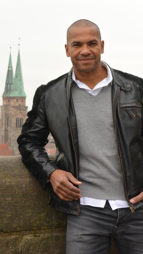 Pierre Geisensetter feierte seinen großen Durchbruch als Moderator der Flirtshow "Herzblatt". Seit Februar 2015 ist der 43-Jährige Unternehmenssprecher der Fitnesskette McFit und lebt in Nürnberg.