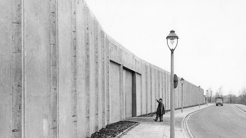 Die Nürnberger Strafanstalten umfängt eine neue, sechs Meter hohe und 426 Meter lange Betonmauer. Hier geht es zum Artikel vom 5. November 1965: Millionen für die Strafanstalten