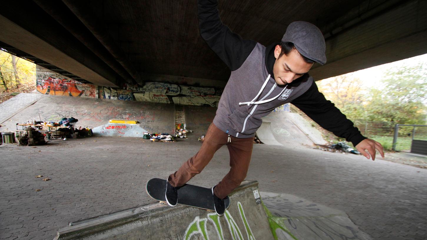 Skater Tim Dorn geht unter der Theodor-Heuss-Brücke seiner großen Leidenschaft nach.