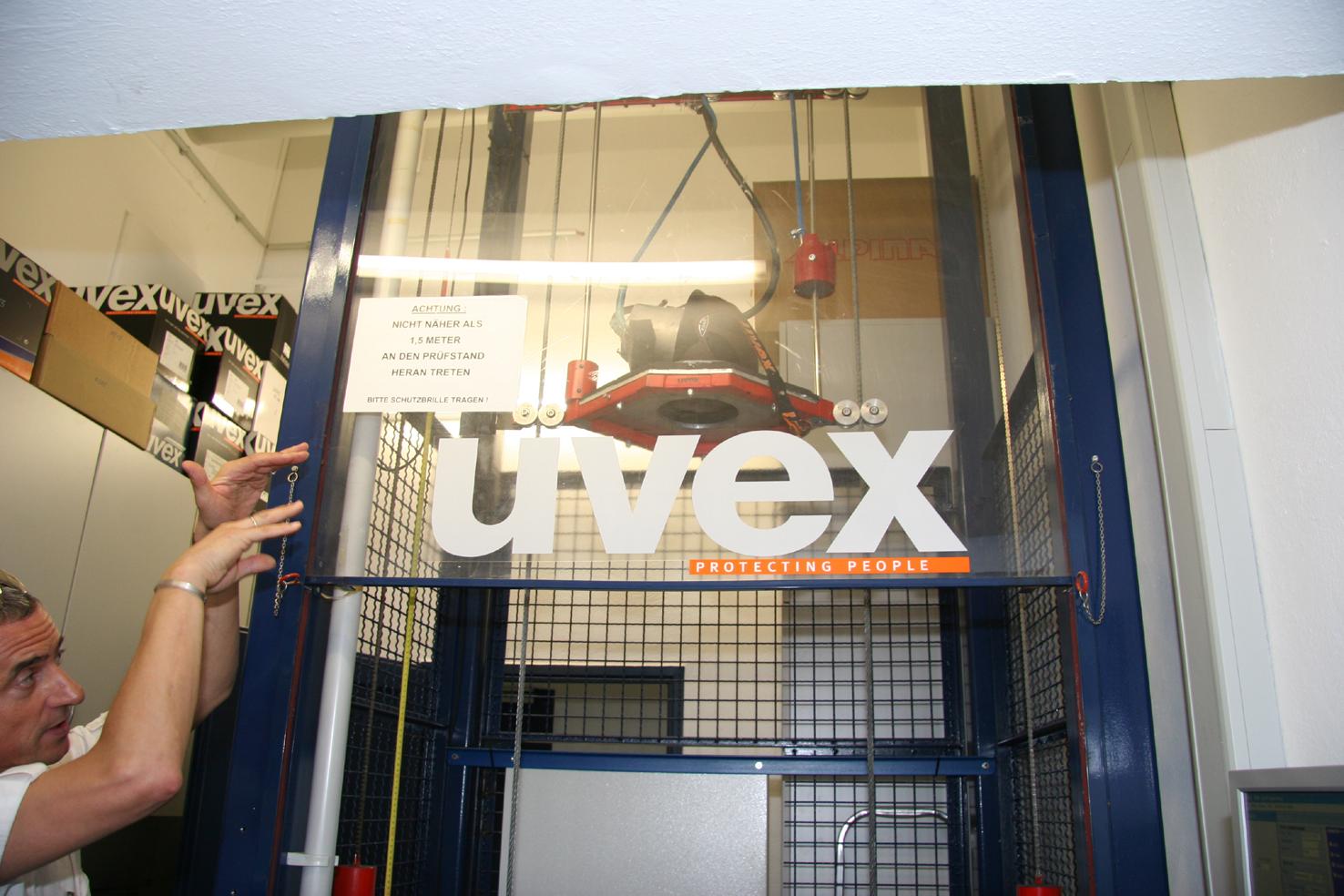 Ein 100-prozentiges Extra-Gehalt gibt es beim Fürther Helm-Hersteller Uvex - das ist mehr, als der Tarifvertrag vorsieht.