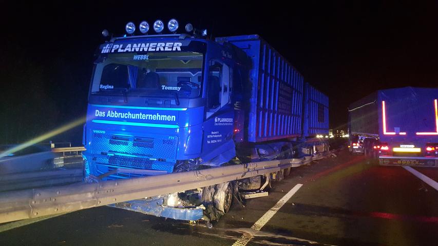 Hoher Schaden: Lkw durchbricht auf der A73 die Mittelleitplanke