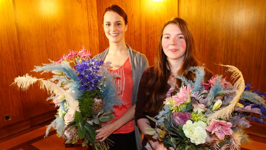 Die 18-jährige Barbara (rechts) ist die Nachfolgerin von Teresa Treuheit (links), die Nürnberg nun als Auslands-Christkind vertritt.