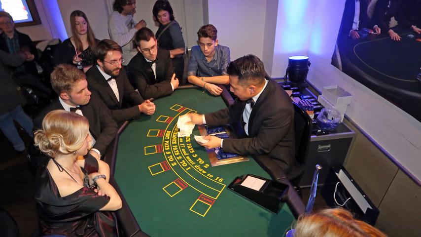 James Bond: Im Anzug und Cocktailkleidchen zur Premierenparty