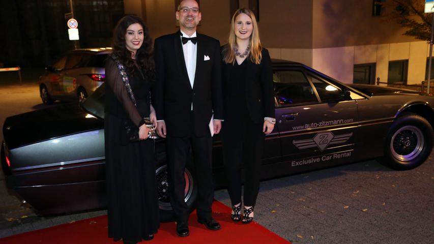James Bond: Im Anzug und Cocktailkleidchen zur Premierenparty