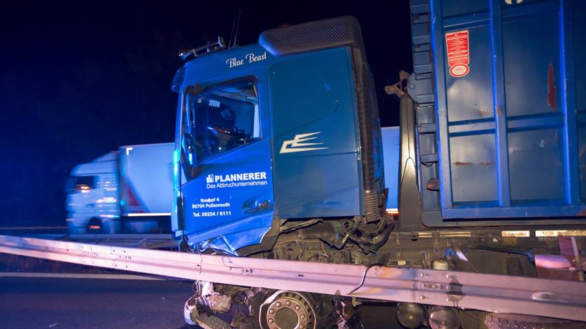 Hoher Schaden: Lkw durchbricht auf der A73 die Mittelleitplanke
