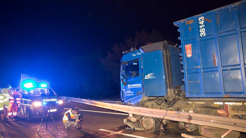 Hoher Schaden: Lkw durchbricht auf der A73 die Mittelleitplanke