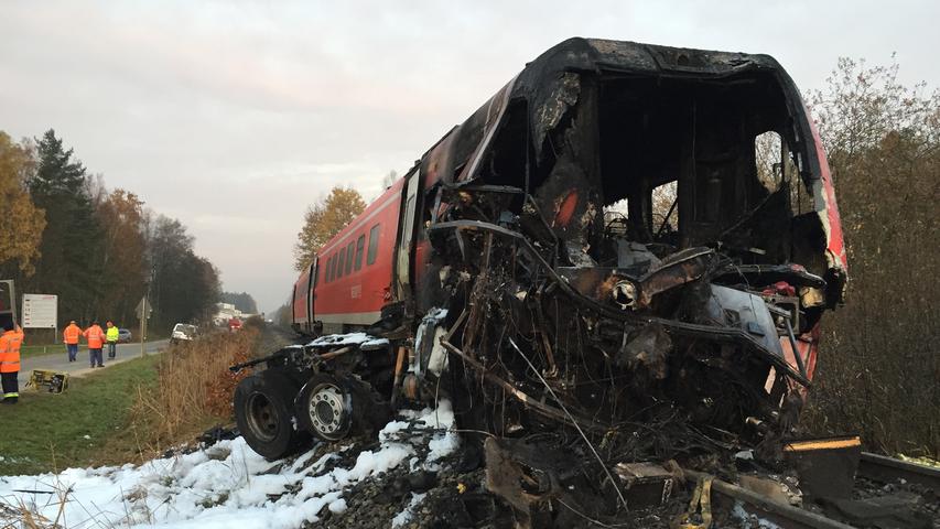 Für den Lokführer kam jede Hilfe zu spät: Sein Führerhaus wurde völlig zerstört, er starb noch am Unfallort. Ebenfalls nur tot geborgen werden konnte der Lkw-Fahrer, ein 30 Jahre alter Rumäne.