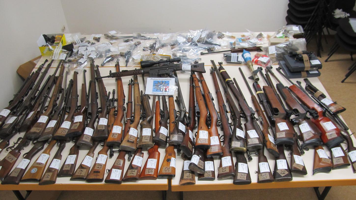 72 Waffen: Polizei stellt Arsenal in Wohnung sicher