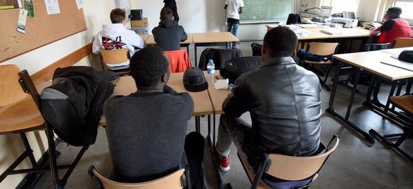 Flüchtlinge in einer Schule während des Unterrichts.