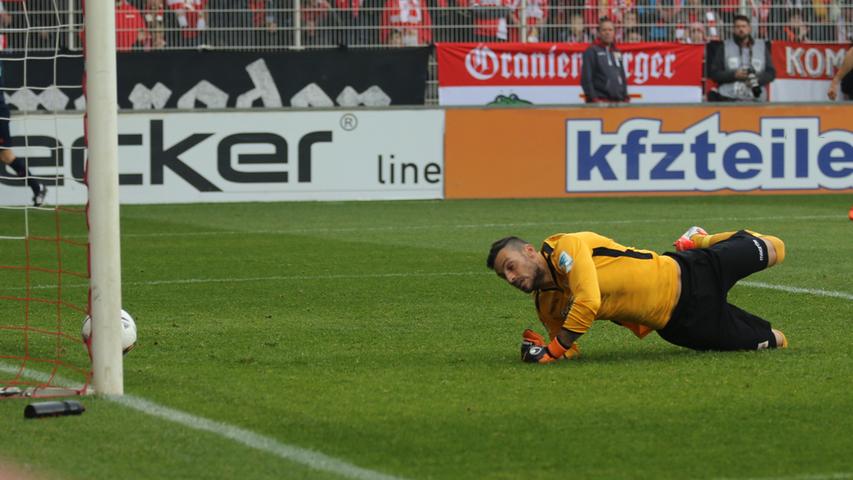 Union-Keeper Daniel Haas bleibt da nur das Nachsehen, der Ball landet unhaltbar für ihn in den Maschen. Der 1. FC Nürnberg liegt mit 1:0 vorne.
