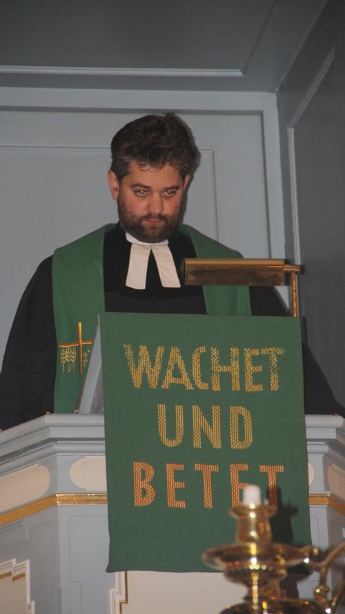 Pfarrer Merz bei der Ansprache.