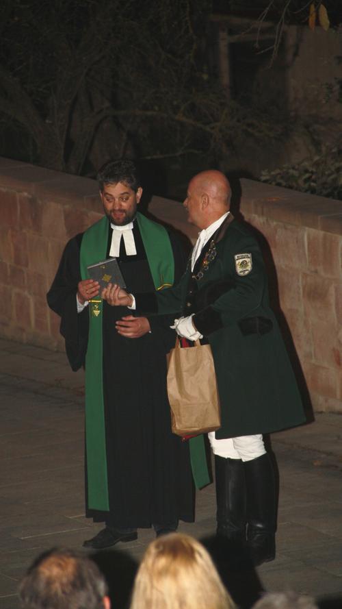 Pfarrer Merz erhält einen Heiligen Georg als Dankgeschenk.