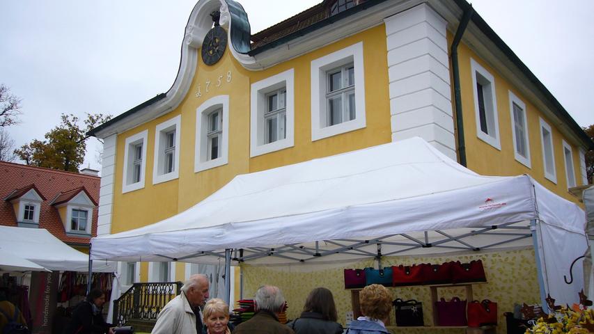 Engel und Akzente beim Martini-Markt auf Schloss Thurn
