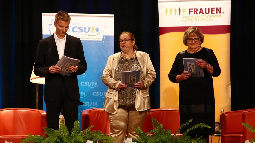 Simon Dummer (JU), Antje Körner und Ruthild Schrepfer (FU) luden ins "CSU-Wohnzimmer" ein.
