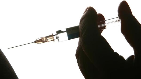 Masern, HIV & Co. - alles eine Erfindung der Pharmaindustrie, meinen Impfgegner. Und nicht nur das: Impfungen seien nicht nur unnötig, sondern darüber hinaus sogar gefährlich und würden beispielsweise (so wie der Kombinationsimpfstoff gegen Masern, Mumps und Röteln) zu Autismus führen. Auch wenn dieser Vorwurf längst widerlegt und der Nutzen von Impfungen wissenschaftlich erwiesen ist, sterben die Vorurteile über die Vorsorgemaßnahmen nicht aus. Mit der Konsequenz, dass Masern, die teilweise zu tödlichen Komplikationen wie einer Hirnhautentzündung führen können, in Deutschland wieder auf dem Vormarsch sind.