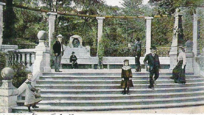 Die historische Luitpold-Terrasse wurde im Krieg zerstört. Ihr ehemaliger Standort war die Westseite des Parks. Die Terrasse wurde im Jahr 1903 vollendet. Sie sollte an die zweite Landesausstellung auf dem Maxfeld 1896 erinnern, deren Schutzherr Prinzregent Luitpold gewesen war.