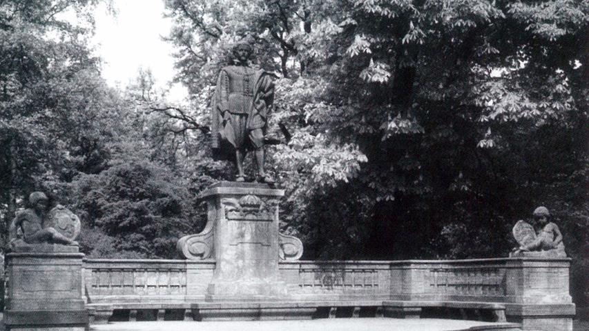 1913 wurde die Bronzefigur des "Märchenkönigs" Ludwig dem zweiten von Bayern aufgestellt, die von Max Heilmeyer gestaltet worden war und den König in seinem Mantel als Schwanenritter zeigte. Heute kennt man sie nur noch aus alten Fotografien, denn die Bronze wurde im zweiten Weltkrieg eingeschmolzen.