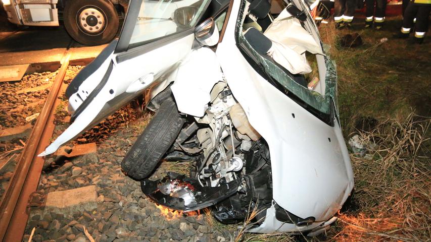 Schwerer Unfall bei Gosberg: Autofahrerin mäht Telefonmast um