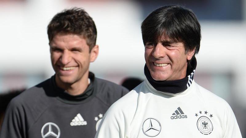 Thomas Müller (links) und Joachim Löw verstehen sich gut. Der Bundestrainer will auch trotz Formkrise weiter an dem Münchner festhalten.