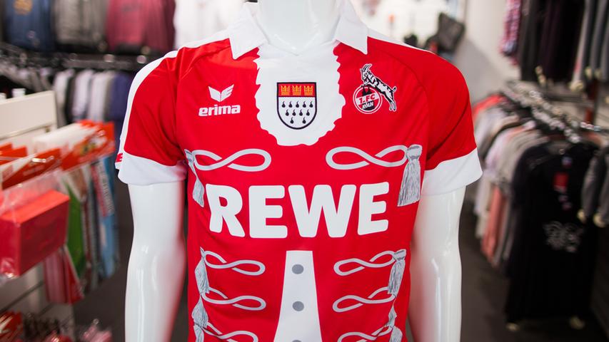 Der 1. FC Köln hat sogar extra ein Karnevalstrikot für die "jecke" Jahreszeit auf den Markt gebracht. Das Jersey ist dem Uniformrock eines Offiziers des ältesten Traditionscorps im Kölner Karneval nachempfunden.