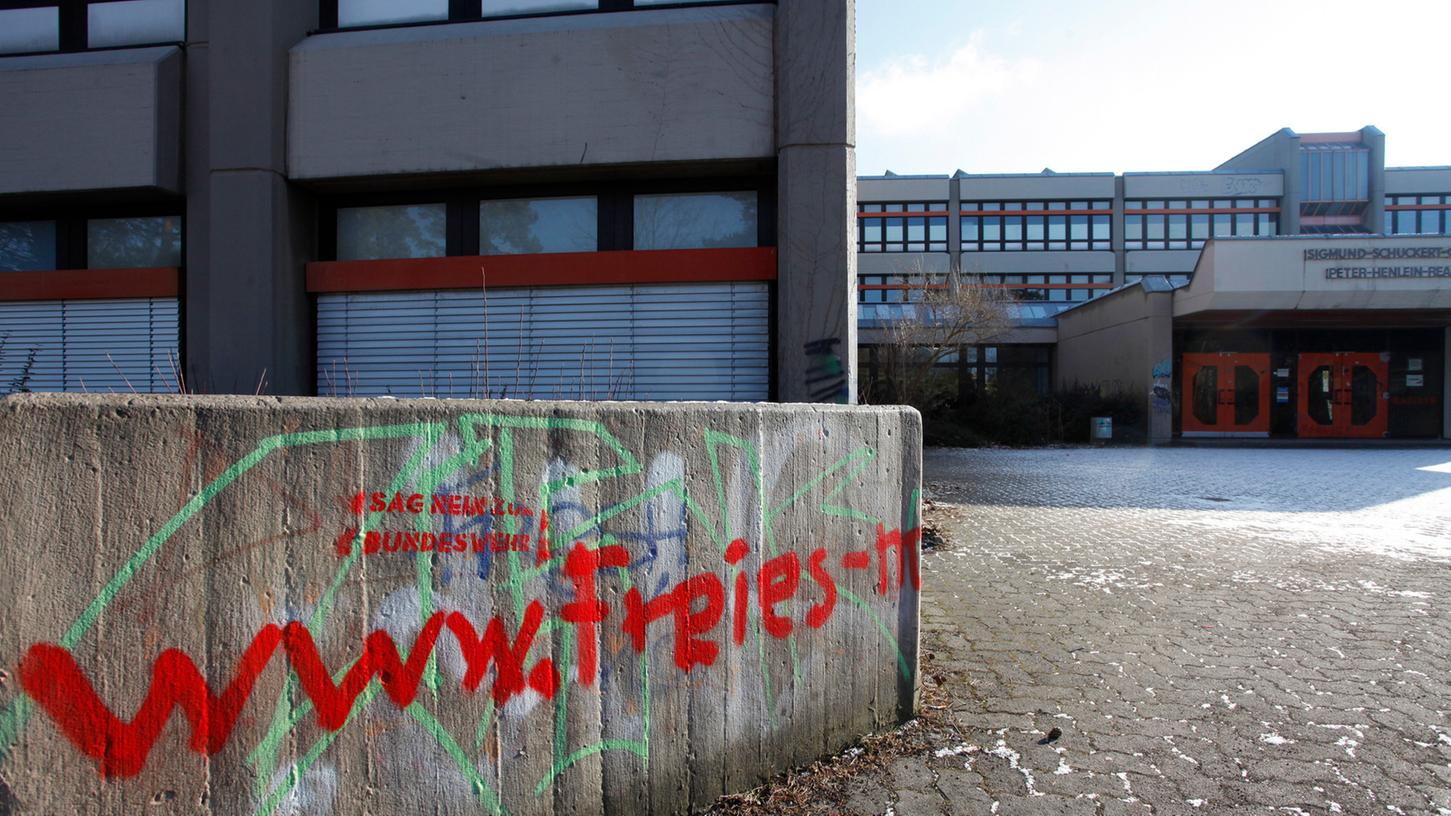 Nicht nur in Gostenhof werden Schulgebäude mit rechten Parolen beschmiert. Nicht nur in Gostenhof werden Schulgebäude mit rechten Parolen beschmiert.