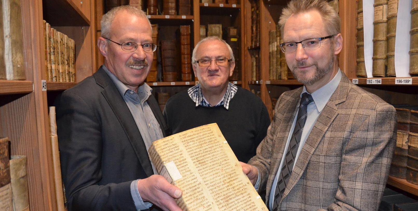 Erstes Buch der Kapitelsbibliothek der Stadtkirche restauriert