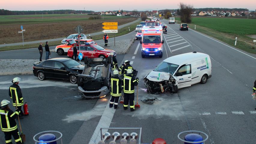 Drei Autos kollidieren bei Roßtal: Pkw landet auf dem Dach