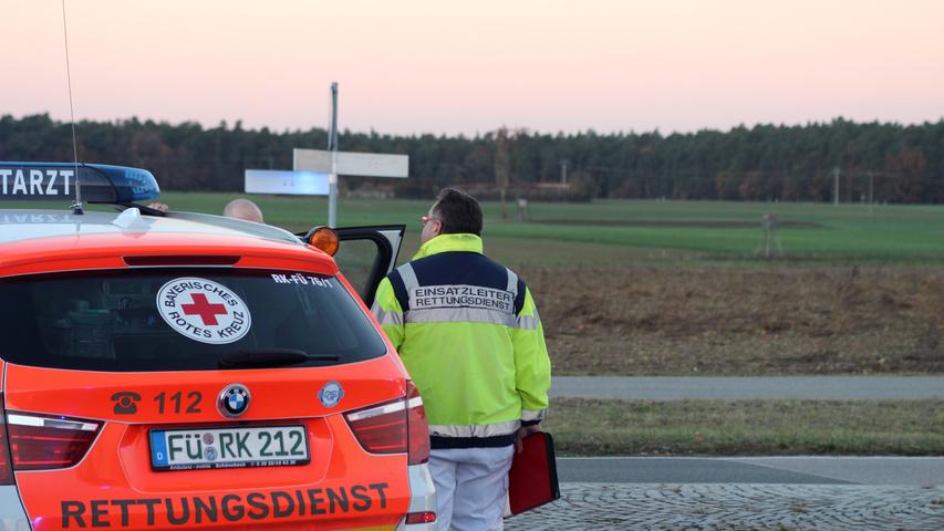 Drei Autos kollidieren bei Roßtal: Pkw landet auf dem Dach