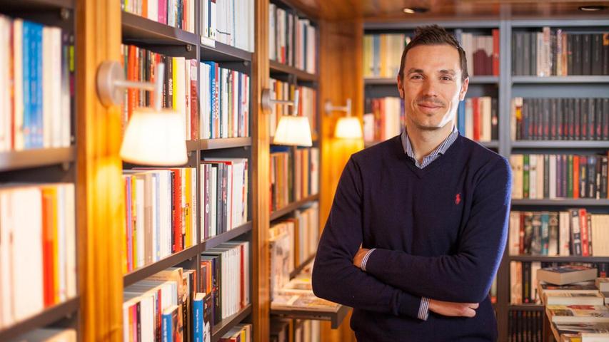 Andreas Hock ist in Nürnberg geboren und aufgewachsen - Cluberer ist der 42-Jährige seit dem Abstiegsjahr 1984. Der gelernte Journalist arbeitet als Buchautor und berät verschiedene Unternehmen bei deren Presse- und Öffentlichkeitsarbeit.