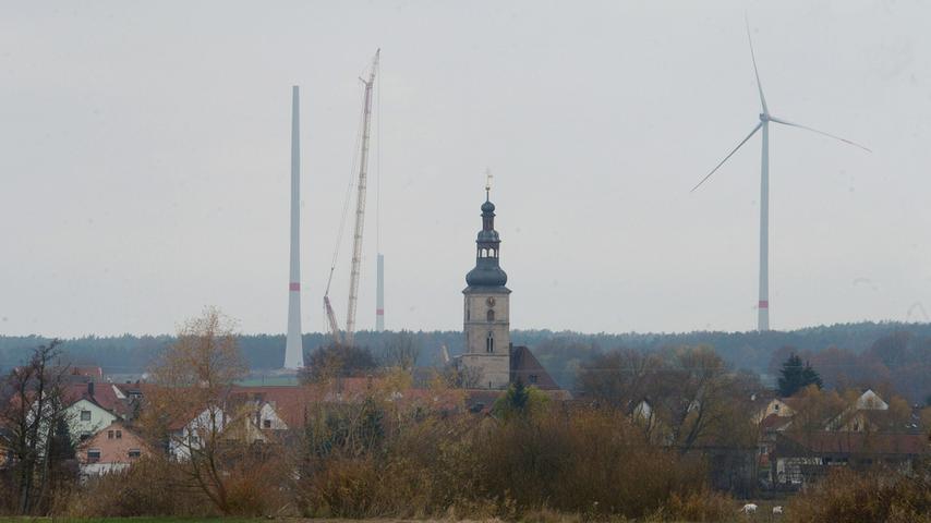 Der Kirchturm von St. Georg in Höchstadt reckt sich nicht mehr alleine in die Höhe.