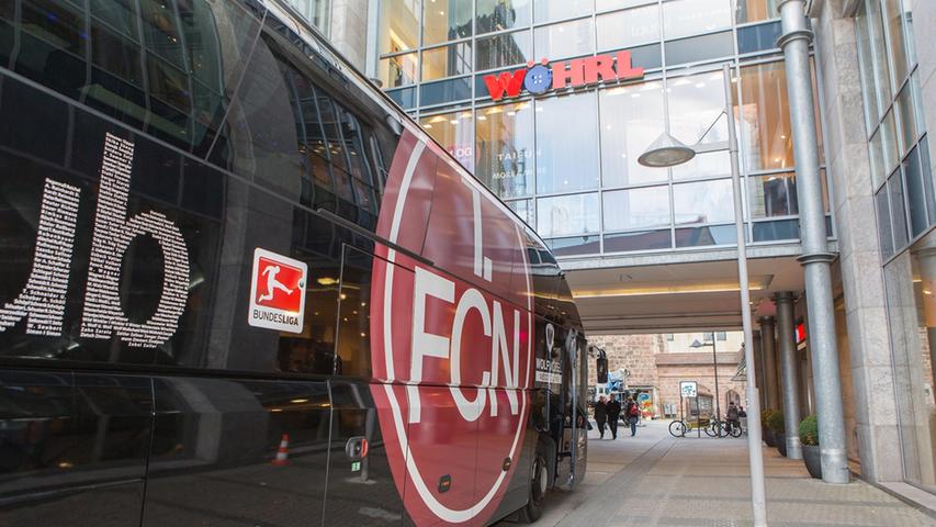 Am Donnerstag ging es für die Spieler des 1. FC Nürnberg nach der morgendlichen Trainingseinheit zum Wöhrl-Kaufhaus in der Innenstadt. Stilecht wurde mit dem Bus vorgefahren.