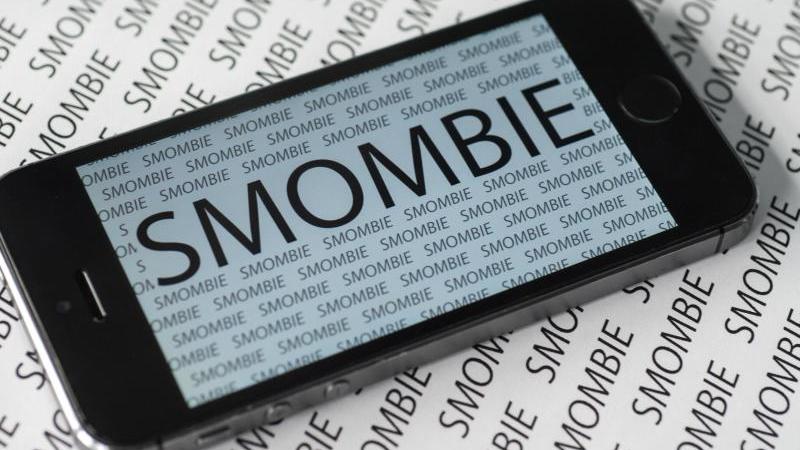Und der Sieger ist: "Smombie". Das Wort ist zusammengesetzt aus den Worten Smartphone und Zombie und beschreibt jemanden, der von seiner Umwelt nichts mehr mitbekommt, weil er nur noch auf sein Smartphone starrt.