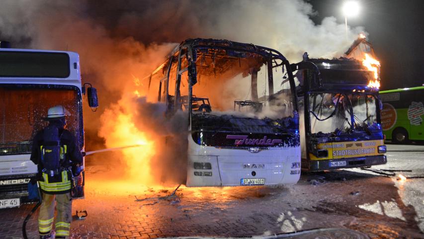Großeinsatz in Fürth: Vier Omnibusse stehen in Flammen