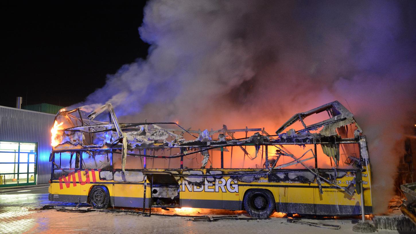 Als die Berufsfeuerwehr Fürth am Unglücksort eintraf, standen zwei Busse schon lichterloh in Flammen.