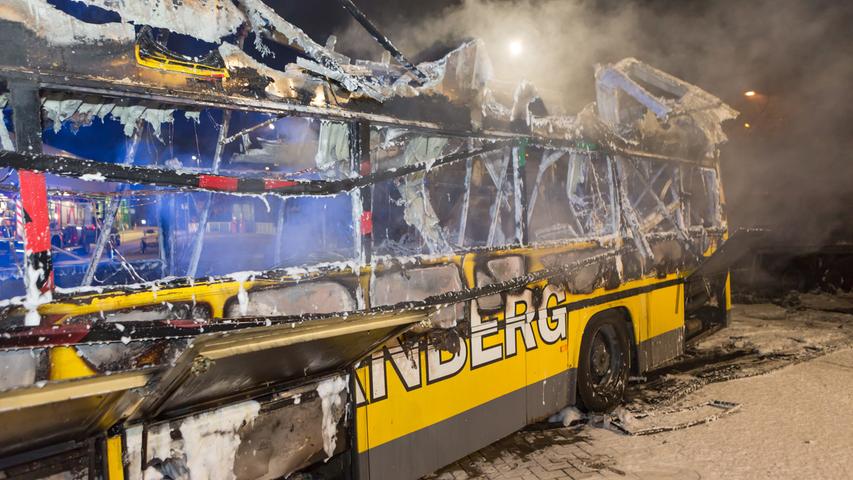 Großeinsatz in Fürth: Vier Omnibusse stehen in Flammen