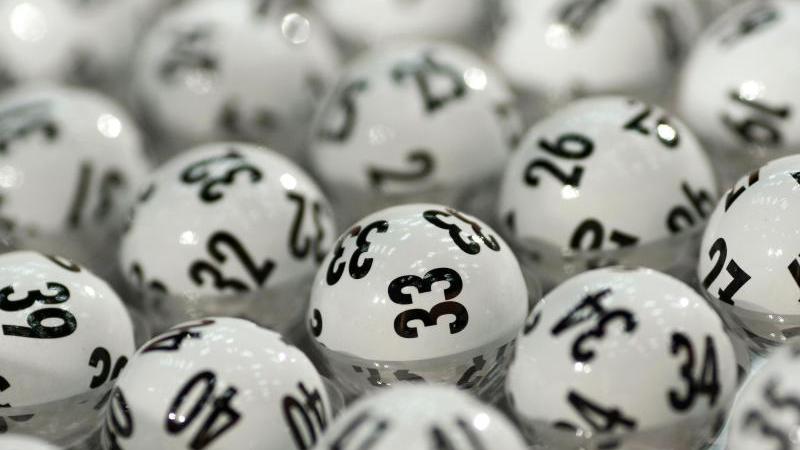 Nichts gewesen außer Spesen: Ein Neumarkter ist mit der Aussicht auf einen vermeintlichen Lottogewinn abgezockt worden.