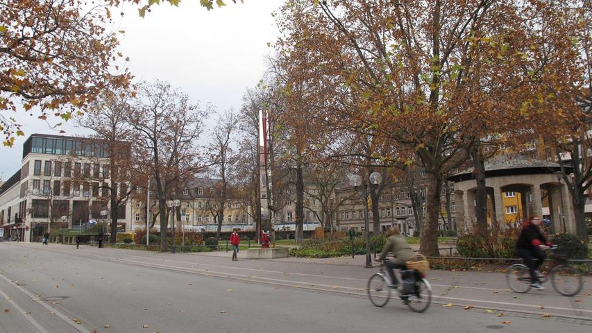 Auf der bisherigen Bustrasse und vor dem Pavillon (rechts) wünscht sich die Stadt ihren künftigen Markt.