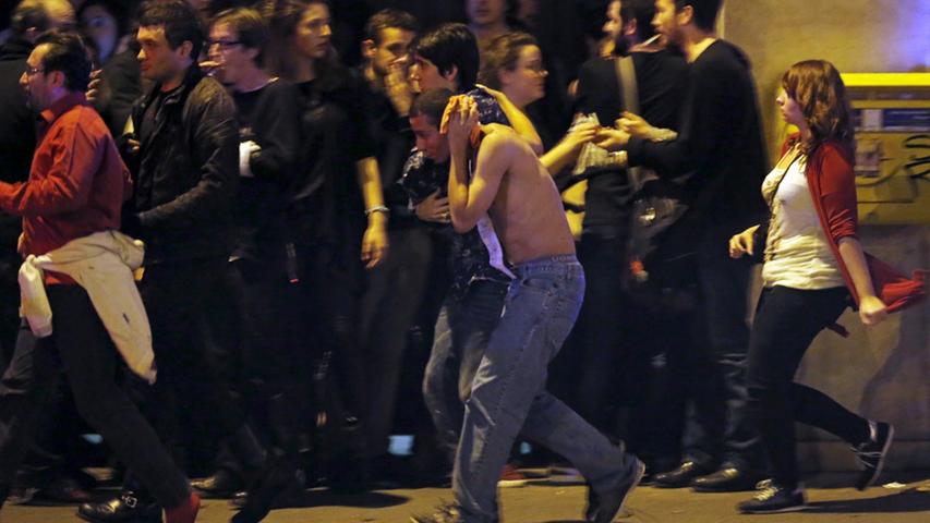 In der Nacht überschlugen sich die Ereignisse. Nach und nach wurden weitere Details der schrecklichen Geschehnisse bekannt. Unsere Bildergalerie "Mindestens 120 Tote: Paris im Ausnahmezustand"  zeigt einige Momentaufnahmen der Terrornacht in Paris.