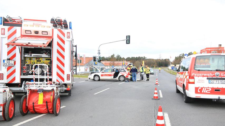 Vier Schwerverletzte: Feuerwehrauto auf Einsatzfahrt gerammt