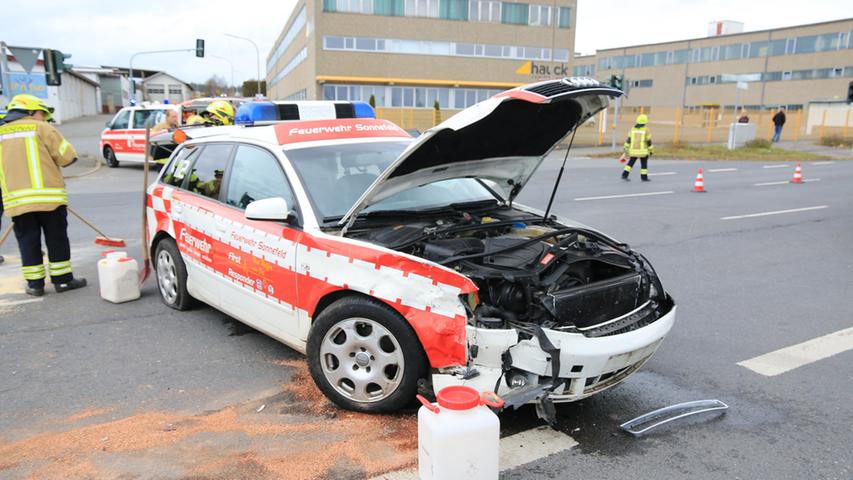 Vier Schwerverletzte: Feuerwehrauto auf Einsatzfahrt gerammt