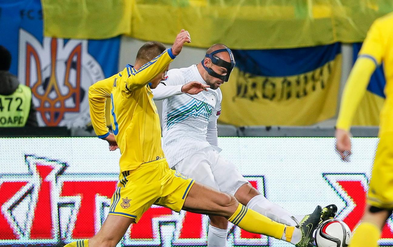 Der Maskenmann droht die EM zu verpassen: Club-Spieler Miso Brecko verlor mit Slowenien das Play-off-Hinspiel in der Ukraine.