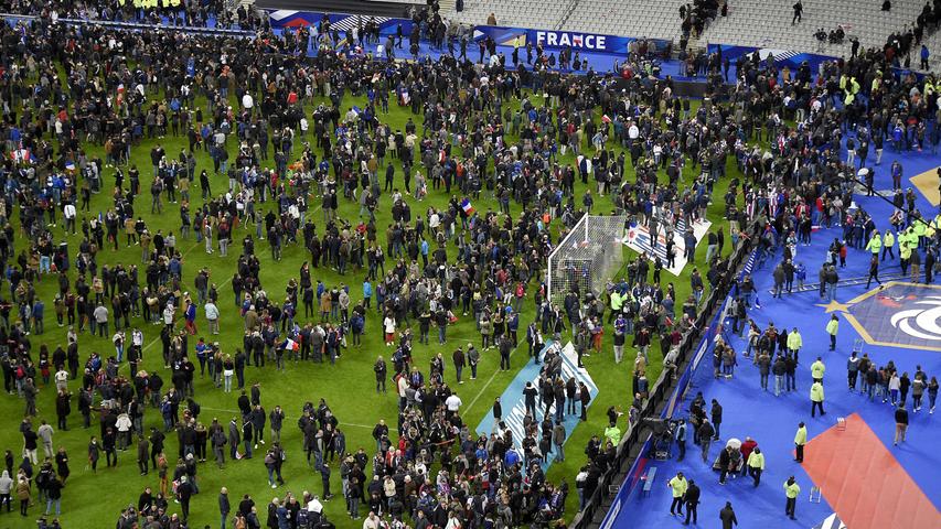 Im Stade de France, wo mittlweile das Länderspiel beendet wurde, kommt es zu tumultartigen Szenen. Erst werden die Ausgänge geöffnet, dann aber doch wieder geschlossen. Tausende Zuschauer müssen im Stadion bleiben, eine Massenpanik können die Einsatzkräfte allerdings verhindern.