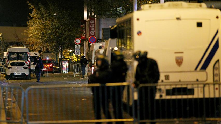 Nur Minuten später um 21.30 Uhr ist ein weiterer Knall im Innenraum des Stade de France zu hören. Diesmal kommt er von Tor H - eine weitere Bombe detoniert. Lediglich der Attentäter stirbt, niemand wird verletzt.